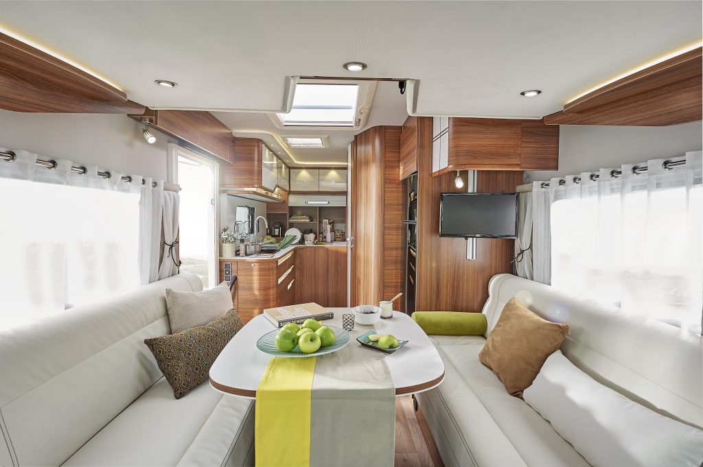 camping-car-haut-gamme-levoyageur-lv68lf-salon